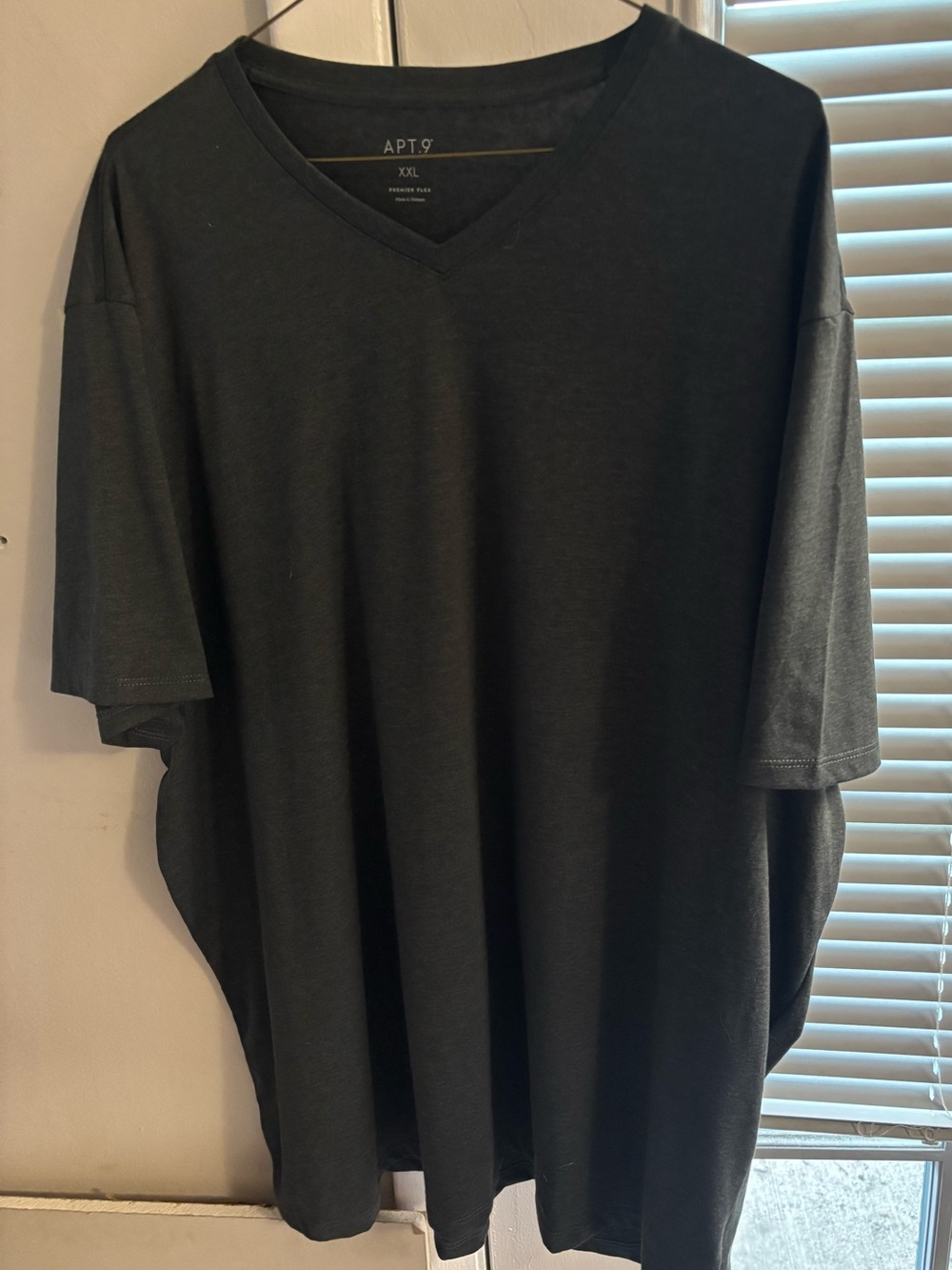 Apt. 9 XXL New without Tags Coal Grey V-Neck Men’s Tee